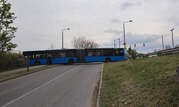 Sofőr nélkül szakította át a korlátot egy busz az avasi Tesconál – videóval