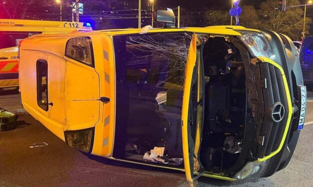 Az oldalára borul a mentőautó, amely karambolozott a XIII. kerületben