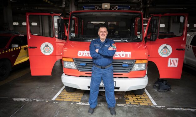 Együtt szavaltak a tűzoltók és a színművészek Tatabányán +videó