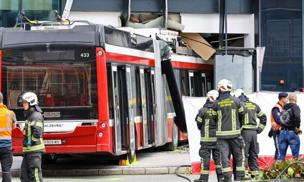 Trolibusz hajtott egy szupermarketbe, halálos áldozat is van Salzburgban – képek