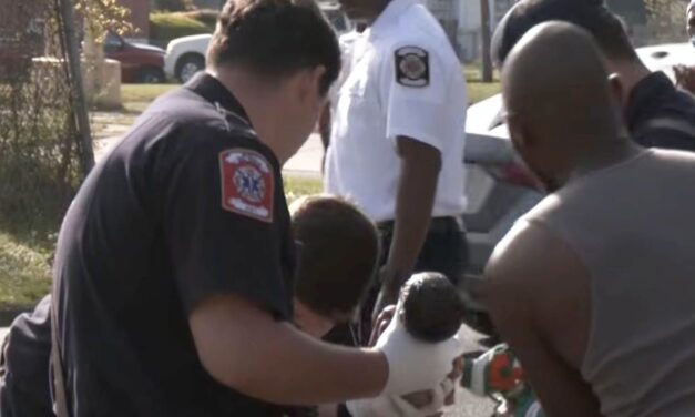 Egy parkolóban történt meg a szülés, a tűzoltók siettek a baba segítségére