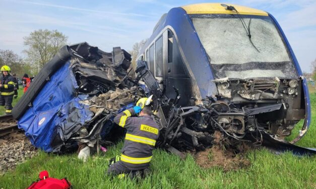 Tragédia Dunaszerdahelynél: kamionnal ütközött és kisiklott a vonat