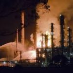 Győztek a tűzoltók, eloltották a lángoló olajfinomítót