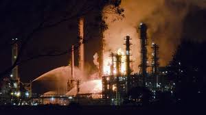 Győztek a tűzoltók, eloltották a lángoló olajfinomítót