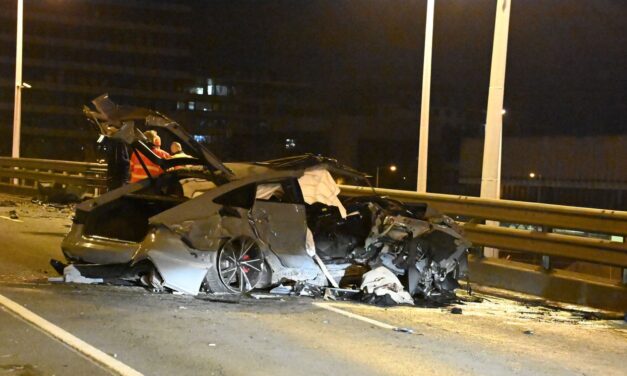 Sérültet mentett a barlangi mentős a Mátyás-hegyen, hazafelé tartott, amikor előtte zuhant le az autó a Göncz Árpád városközpont felüljárójáról