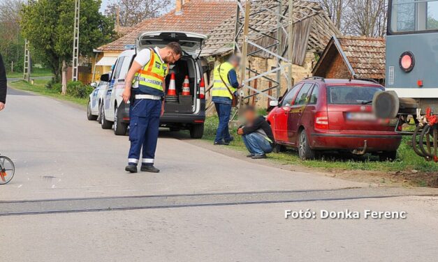 Vonat tarolt le egy autót Bács-Kiskunban, fotókon a baleset
