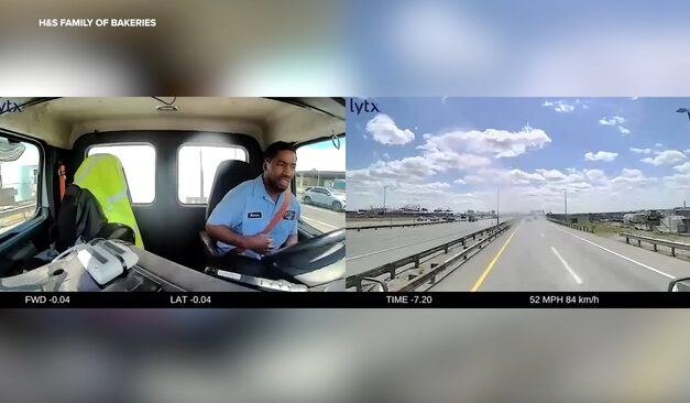 Ezt a pechet: landoló utasszállító akadt bele egy autópályán közlekedő furgonba – videó