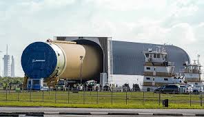 Ez a brutális uszály szállítja a NASA űrrakétáit