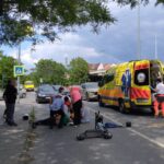 Rolleres baleset Óbudán: a zebrán elütött, válságos állapotban lévő idős férfi gyermeke szerint nem jók az apja esélyei