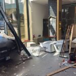 Ebben a percben kaptuk a hírt: bankfiókba csapódott egy autós, sérültek is vannak