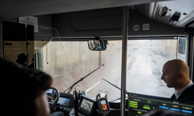 Egy órával az első utasok felszállása után karambolozott egy önvezető busz