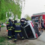 Felborult kocsi, bevetésen a lánglovagok: tömeg előtt mentettek a környei tűzoltók +fotók, videó