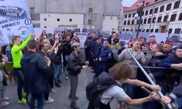 Videón, ahogy Magyar Péterék saját kezűleg kezdték meg a kordonbontást a Karmelita előtt