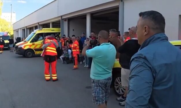 Szirénával búcsúztatták kollégájukat a váci mentősök