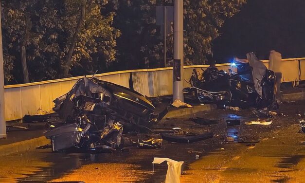 Képeken a hajnali horrorbaleset: apró darabokra szakadt szét a Mercedes a Bertalan hídon, halálos áldozat és kritikus állapotú sérült is van