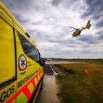Mentőhelikopter landolt a helyszínen: az anyósülésen vesztette eszméletét az idős asszony