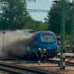 Kelenföldi mozdonytűz – csak a mozdony áramtalanítása után tudtak hatékonyan dolgozni a tűzoltók