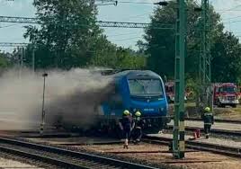 Kelenföldi mozdonytűz – csak a mozdony áramtalanítása után tudtak hatékonyan dolgozni a tűzoltók
