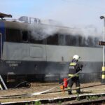 Több vízsugárral fékezték meg a kigyulladt vonat lángjait a tűzoltók, képeken mutatjuk az oltást