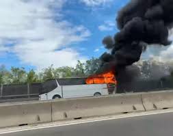 Hatalmas füsttel égett egy busz az M0-son Törökbálintnál, a szakaszt teljesen lezárták