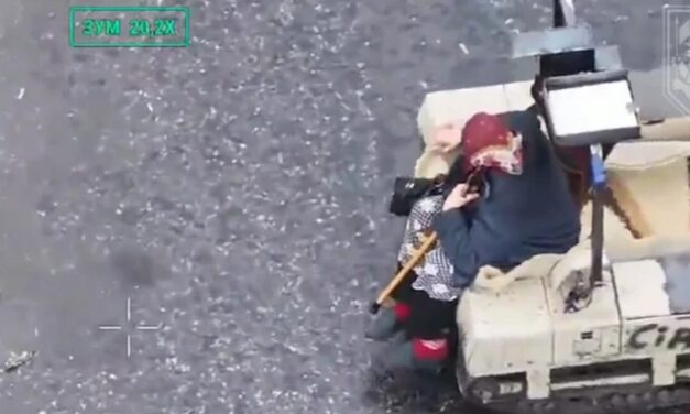 Drámai videó az ukrán frontvonalról: robot mentette meg a botladozó, kimerült 77 éves asszony életét