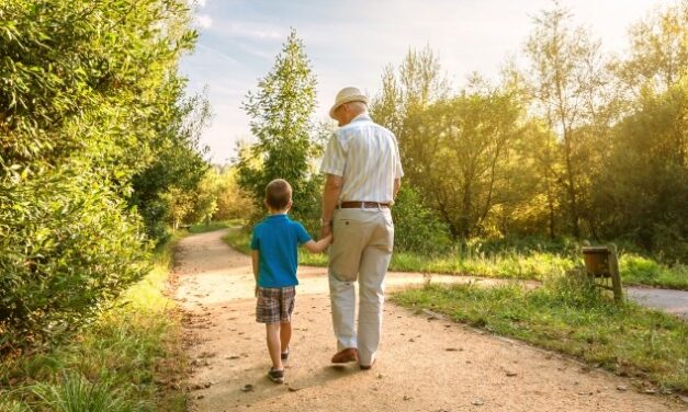 „Itt vagyok a papámnál, és hallottam, hogy elesett” – 11 éves fiú mentette meg a nagyapja életét