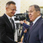 Észt színpadon a diplomáciai dráma: Színészek játszották újra Szijjártó és Lavrov titkos hívásait