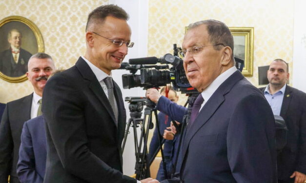 Észt színpadon a diplomáciai dráma: Színészek játszották újra Szijjártó és Lavrov titkos hívásait