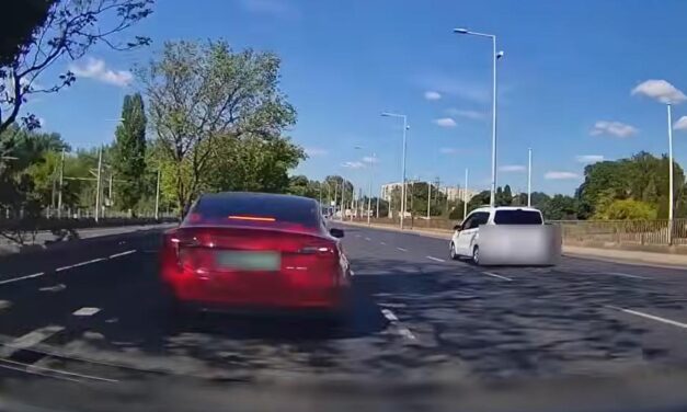 Tesla hirtelen fékezése után ütközött a kamerás autóval egy motoros a Szentendrei úton