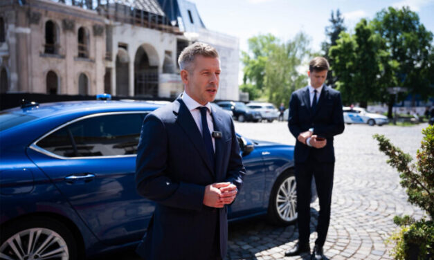 Hivatalos: ez Magyar Péter szolgálati autója