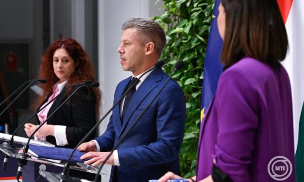 Átok ül a kormányszóvivőkön? Volt, aki egy hetet sem bírt ki – Történetek a gyorsíróbajnoktól a hatnapos karrierig