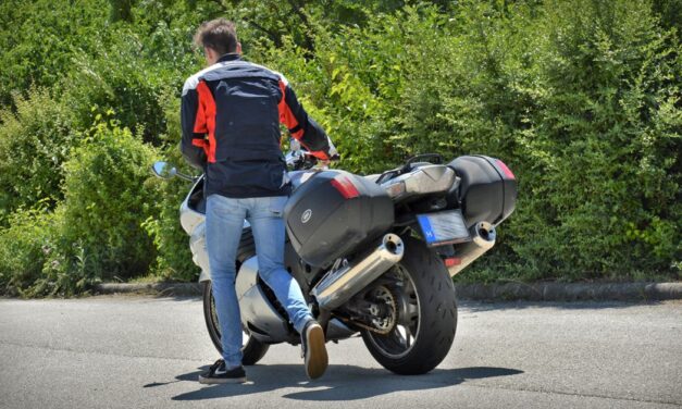 A jogász válaszol: „52 000 forintra büntették, mert sisak nélkül tolta a motort…”