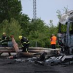 Tragédia: kigyulladt egy kamion az autópályán – a sofőr a roncsban égett