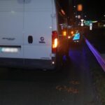 Megcsinálta a lehetetlent: az ablakot akarta lehúzni, de véletlenül az ajtót nyitotta ki és kiesett
