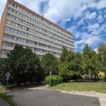 Megérkezett a mentő és a rendőrség válasza az ötödikről kizuhant diákkal kapcsolatban