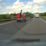 Majdnem áthajtottak a földön fekvő motoroson, majd elhajtottak, ám mégis akadtak hősök az M7-esen