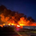 Elszabadult a pokol Nyírbátorban! 71 embert kellett kimenteni, még most is tombol a csarnoktűz! (friss fotókkal és videókkal)