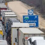 Most érkezett: Mentőhelikopter landolt az M1-esen, három kamion csapódott egymásba