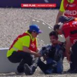 Áthajtottak motorral a versenyzőn, de felállt és folytatta a versenyt – döbbenetes jelenet a Moto3 futamán