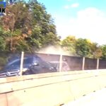 Egy telefonáló férfi orra előtt csapódott az álló Mercedesbe egy autó a belső sávban az M3-ason
