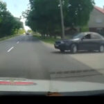 Mi lehetett az elképzelés, hogy így kanyarodott ki a rendőrautó elé? – videó