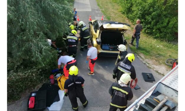 Elütöttek egy kerékpározó gyereket Budán: a fiú beszorult az autó alá – fotók