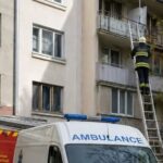 Erkélyen át jutottak be a mentők – idős nőt mentettek meg Ungváron