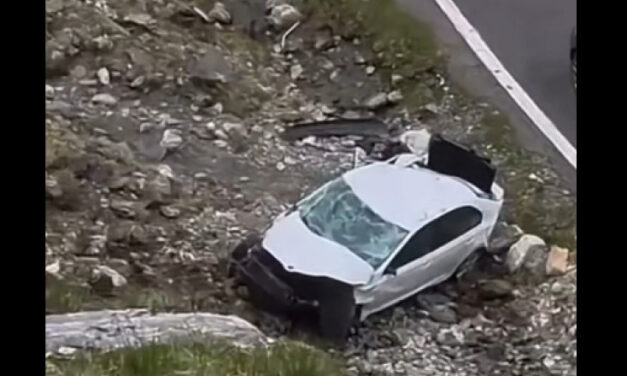 Ezért kell behúzni a kéziféket: szakadékba zuhant egy autó – videó