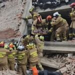 Élve sikerült kiemelni a romok alatt rekedt sérültet, kézzel ástak a mentőcsapatok – videóval