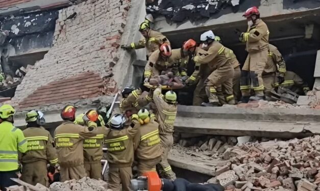 Élve sikerült kiemelni a romok alatt rekedt sérültet, kézzel ástak a mentőcsapatok – videóval