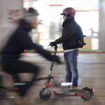 Egy rendőr orra előtt esett el az e-rollerrel: 1,8 millió forintos büntetést kapott és a jogsi is ugrott másfél évre