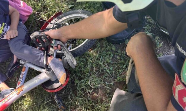 Beszorult egy kisfiú lába a bicikli pedálja és váza közé, tűzoltóknak kellett kiszabadítani