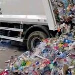 Ömlik ki az ablakon, már a gangot is eltorlaszolja a szemét a budai társasházban: szívszorító az oka – videó