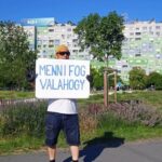 „Kedvenc emberem minden reggel” – ki ez a Táblás Srác a Flórián téren?